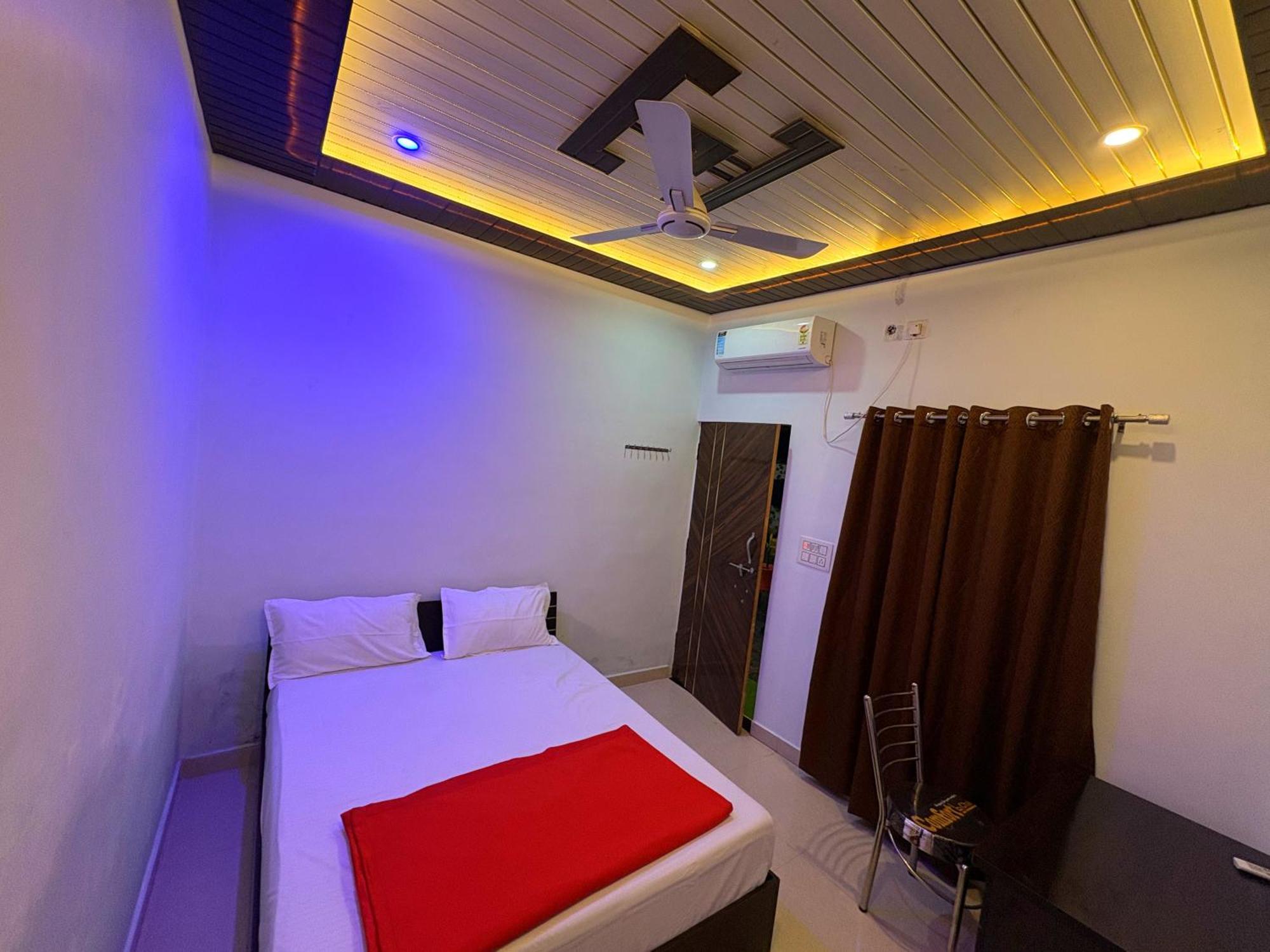 Sumedha Galaxy Inn Варанаси Екстериор снимка